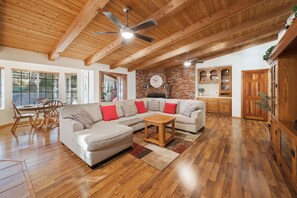 Smart TV, caminetto, tavolo da ping pong, libri