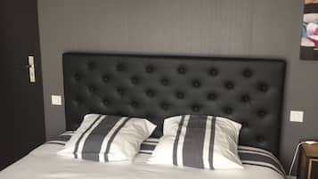 Desk, soundproofing, free cots/infant beds, free WiFi