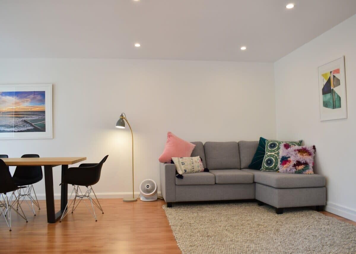Light And Airy  2 Bedroom North Bondi Apartment