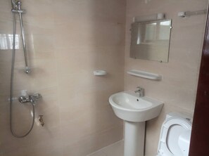 Studio, 1 Bedroom | Bathroom | Shower, rainfall showerhead, towels, soap - Studio Meublé Sikecodji (Cotonou)