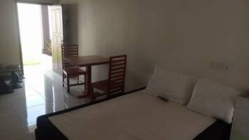 Iron/ironing board, bed sheets