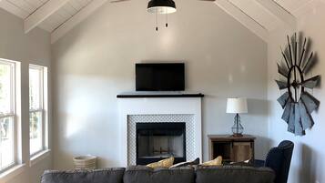 Smart TV, fireplace