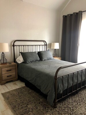 2 slaapkamers, een strijkplank/strijkijzer, gratis wifi, beddengoed