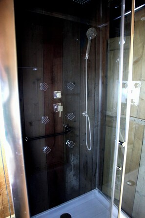 Ensemble douche/baignoire, articles de toilette gratuits