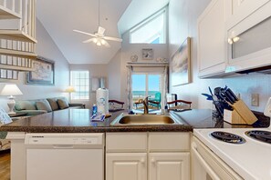 Fridge, microwave, oven, stovetop - Spacious condo near the beach with great view, bonus loft, and shared pool (Orange Beach)