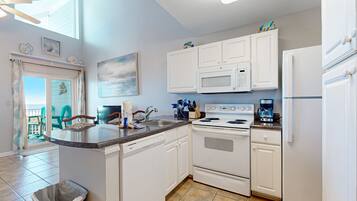 Frigorífico, microondas, horno y placa de cocina