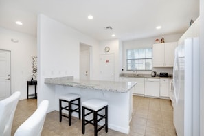 Kühlschrank, Mikrowelle, Ofen, Geschirrspüler