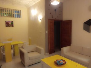 Apartamento, 3 habitaciones | Zona de estar | Una televisión de pantalla plana