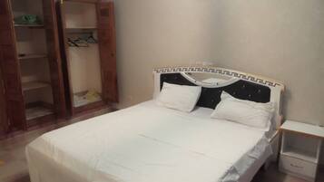 Apartment, 3 Bedrooms | 3 bedrooms, free WiFi, bed sheets