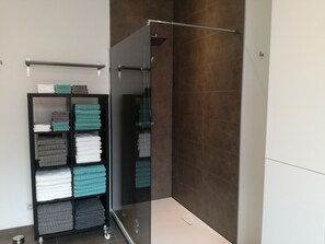 Comfort House, 3 Bedrooms | Bathroom | Shower, rainfall showerhead, free toiletries, hair dryer