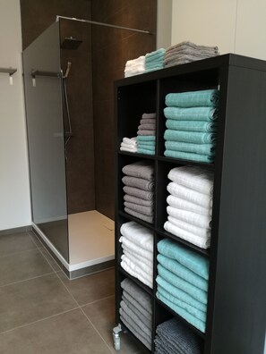 Comfort House, 3 Bedrooms | Bathroom - THE FRONT DOOR Comfort (Ypres)
