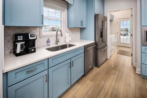 Fridge, microwave, oven, stovetop - Sand Dollar Cottage, Large Private Home in Navarre (Navarre)