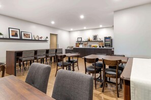 Desayuno autoservicio gratuito y diario