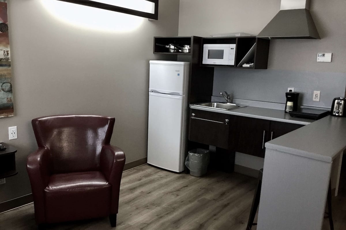 microwave, coffee/tea maker