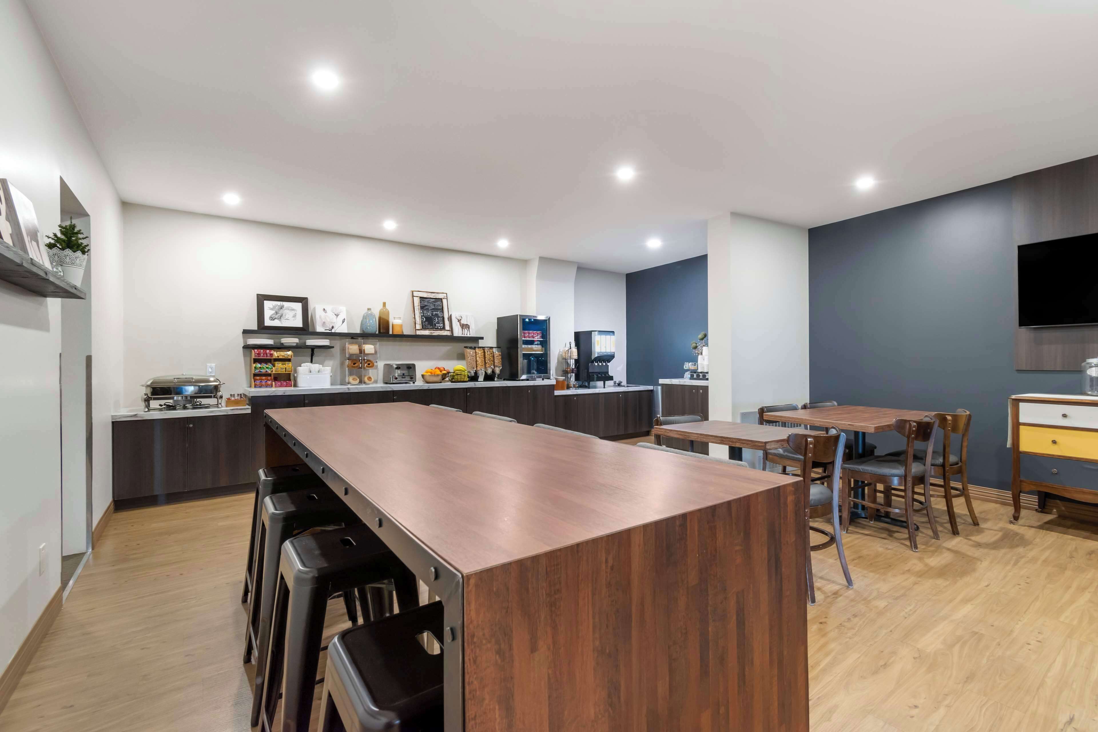 free daily self-service breakfast