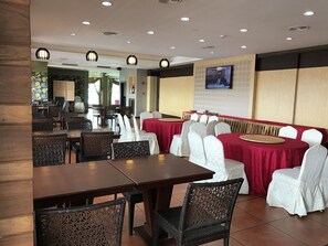 S'hi serveixen esmorzars, dinars, sopars i plats de cuina xinesa 