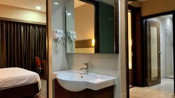 Suite estudio | Baño | Secadora de cabello, batas, bidet, toallas