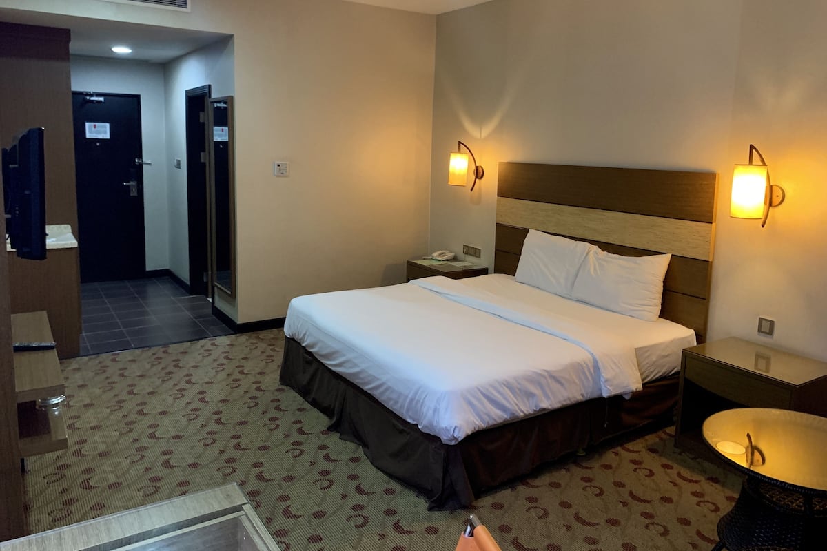 Deluxe King | Desk, laptop workspace, iron/ironing board (on request), bed sheets