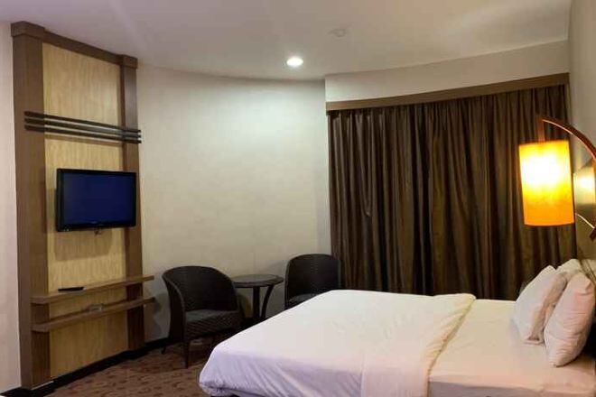 مكتب ومساحة عمل للكمبيوتر المحمول ومكواة/لوح كي وملاءات أسرّة