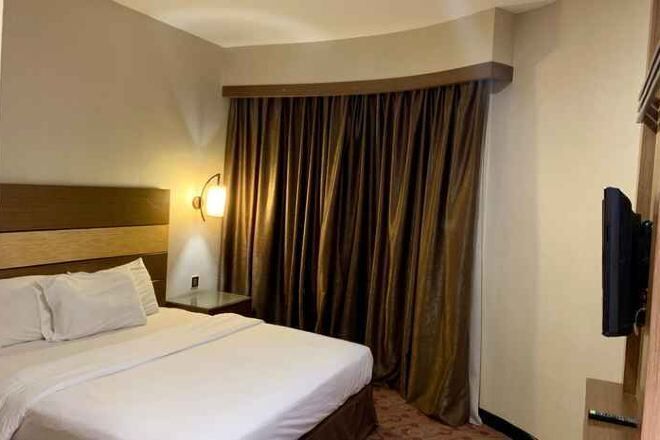 Skrivebord, skrivebord for bærbar PC, strykejern/-brett og sengetøy