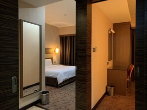 Bureau, espace de travail pour ordinateur portable