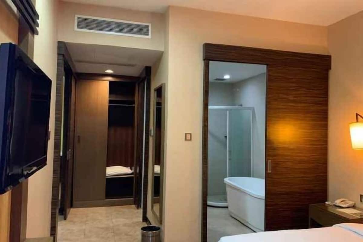 Escritorio y espacio para trabajar con laptop