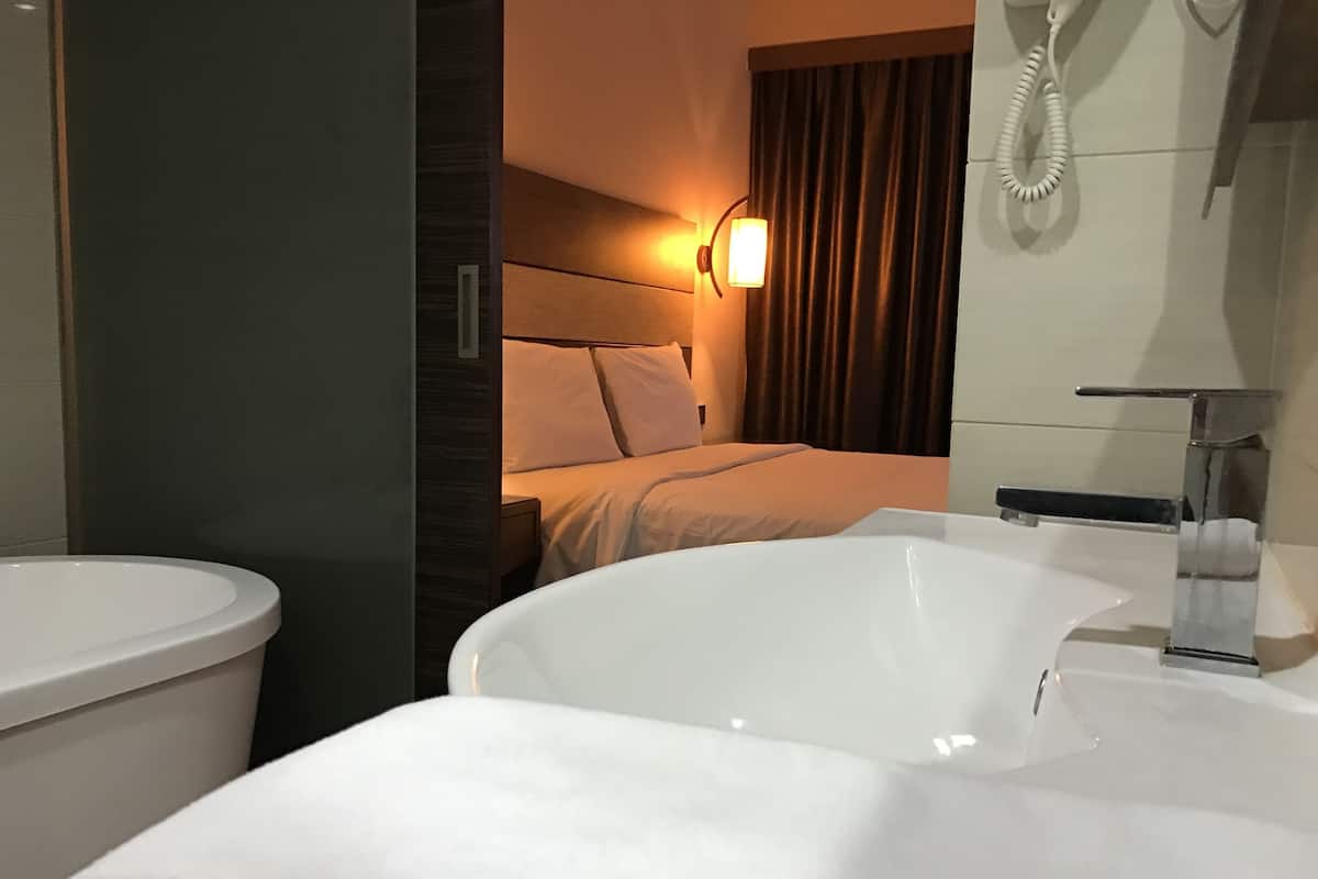 Sento Suite | Desk, laptop workspace, iron/ironing board (on request), bed sheets