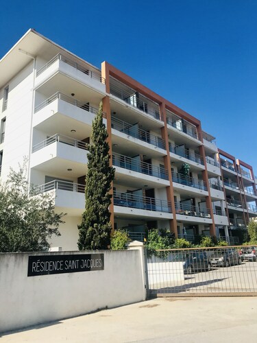 Centre ville, et plages à pieds. T2 avec terrasse au calme.