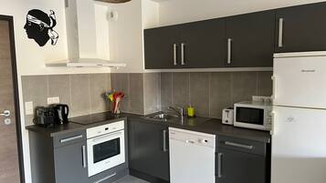 Een koelkast, een microgolfoven, een oven, een kookplaat