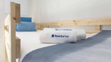 3 habitaciones, tabla de planchar con plancha, wifi y ropa de cama
