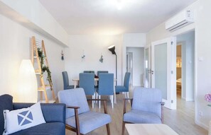 TV, Netflix, streaming services - Trendy Bright Flat w/Balcony | Jacuzzi by HostWise (Matosinhos)