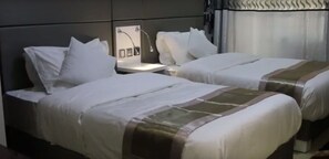 Desk, blackout curtains, iron/ironing board, free WiFi - Ismarriot Hotel and Resort (Nairobi)