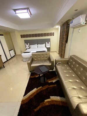 Phòng Superior | Bàn, màn/rèm cản sáng, bàn ủi/dụng cụ ủi quần áo 