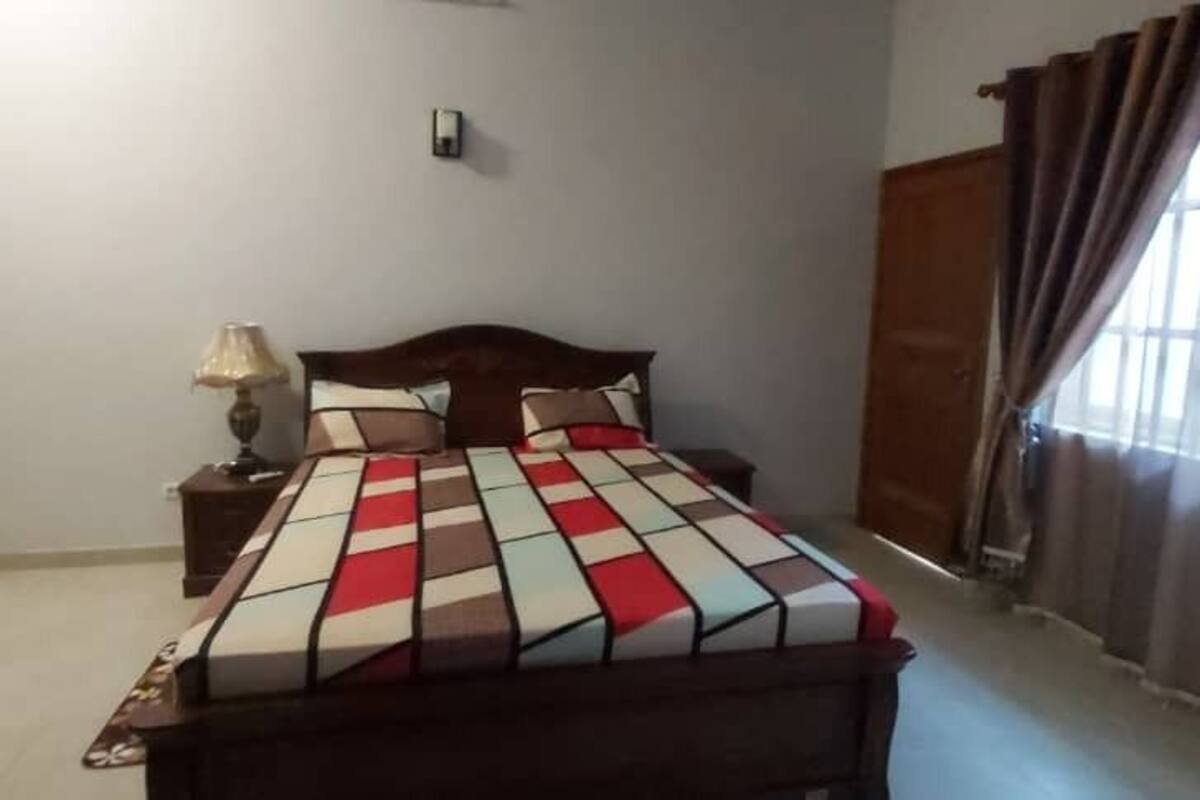 Apartamento, 3 habitaciones | 3 dormitorios, cortinas opacas, tabla de planchar con plancha