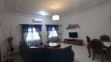 ์ํํธ, ์นจ์ค 2๊ฐ | ๊ฑฐ์ค ๊ณต๊ฐ | ํ๋ฉด TV