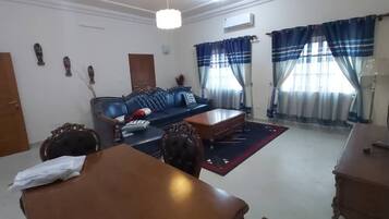 ์ํํธ, ์นจ์ค 3๊ฐ | ๊ฑฐ์ค ๊ณต๊ฐ | ํ๋ฉด TV