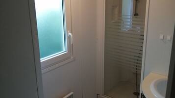 Basic Mobile Home, 3 Bedrooms | Bathroom | Shower, towels