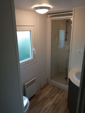 Basic-mobile home - 3 soveværelser | Badeværelse | Bruser, håndklæder