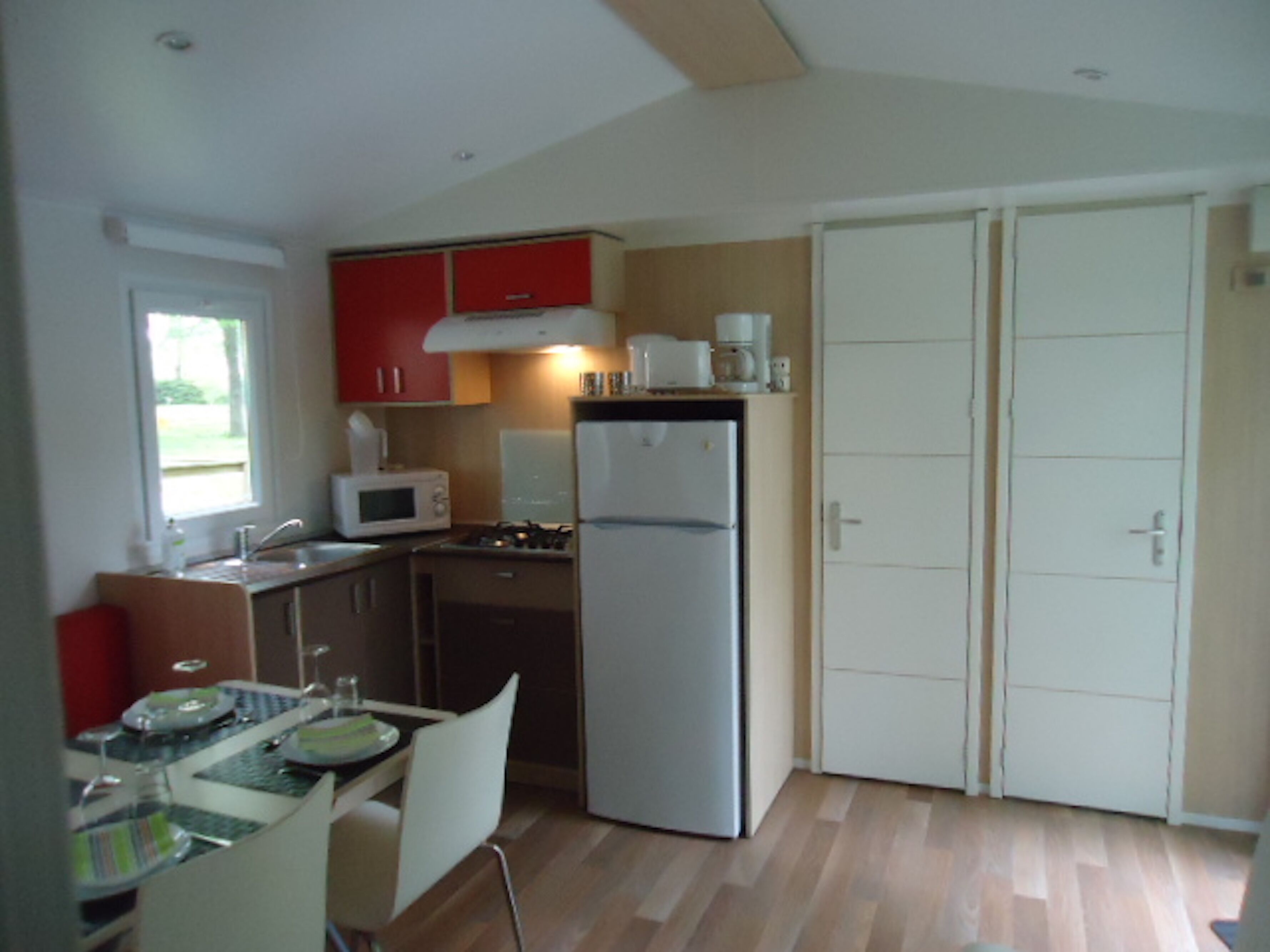 Mobile Home Confort, 3 chambres | Coin cuisine privé | Réfrigérateur, micro-ondes, bouilloire électrique, chaise haute
