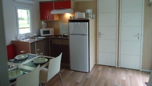 Comfort Mobile Home, 3 Bedrooms | Private kitchenette | Fridge, microwave, electric kettle, high chair - Camping des Prairies d' Auvergne (Sauxillanges)