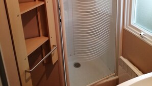Basic Mobile Home, 2 Bedrooms | Bathroom | Shower, towels - Camping des Prairies d' Auvergne (Sauxillanges)