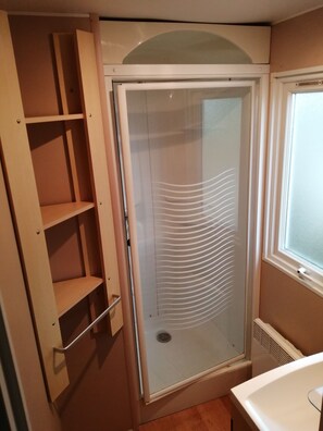 Basic Mobile Home, 2 Bedrooms | Bathroom | Shower, towels - Camping des Prairies d' Auvergne (Sauxillanges)