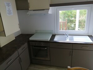 Private kitchen - Camping des Prairies d' Auvergne (Sauxillanges)