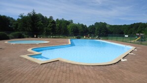 Outdoor pool - Camping des Prairies d' Auvergne (Sauxillanges)