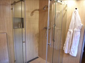 Dusche, Haartrockner, Handtücher, Seife