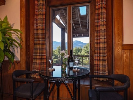 Dining. A secluded getaway with an incredible view - 30 minutes from Lake Placid