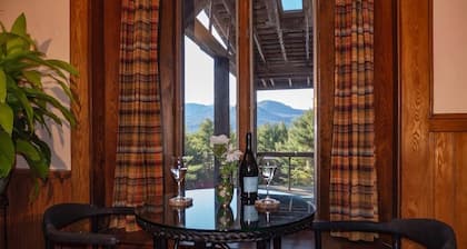 A secluded getaway with an incredible view - 30 minutes from Lake Placid