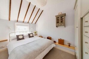 2 bedrooms, desk, iron/ironing board, WiFi - Charming, period cottage located just off the vibrant  high street of Deal with a gorgeous garden! (Deal)