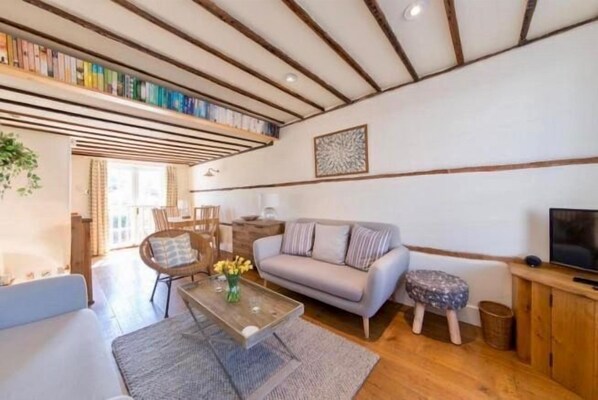 Smart TV - Charming, period cottage located just off the vibrant  high street of Deal with a gorgeous garden! (Deal)