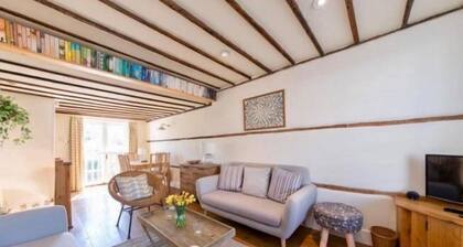 Charmant chalet d'époque situé juste à cÎté de la rue animée de Deal avec un magnifique jardin!